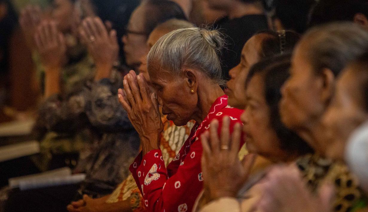 Misa Malam Natal 2025 di gereja ini dilaksanakan dalam dua sesi. Pertama, pada pukul 16.00 WIB dengan menggunakan bahasa Jawa. Dan yang kedua, pukul 20.00 WIB dengan bahasa Indonesia. Tampak dalam foto, para umat Katolik yang mengenakan pakaian tradisional Jawa menghadiri Misa Malam Natal di Gereja Hati Kudus Yesus di Ganjuran, Bantul, Yogyakarta, pada Rabu 24 Desember 2025. (DEVI RAHMAN/AFP)