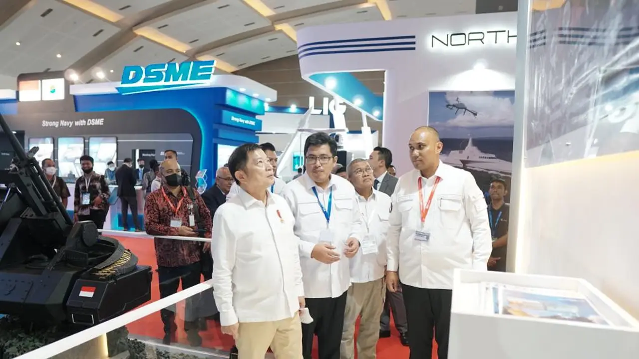 Menteri Suharso di booth salah satu Industri Pertahanan dalam negeri dalam Indo Defence 2022 Expo & Forum yaitu PT. Respati Solusi Rekatama.