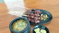Sensasi makan empal gentong Cirebon dengan Satai Maranggi menambah kenikmatan menyantap kuliner tradisional. (Istimewa)