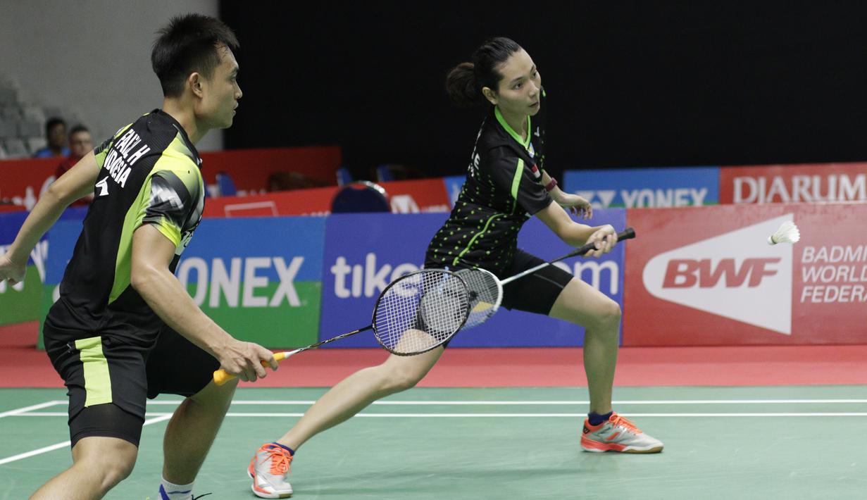 Pebulutangkis Indonesia, Hafiz Faizal / Gloria Widjaja, berusaha mengembalikan kok saat melawan pasangan Malaysia pada Indonesia Masters 2019 di Istora Senayan, Jakarta, Selasa (22/1). Hafiz / Gloria lolos ke babak kedua. (Bola.com/M. Iqbal Ichsan)