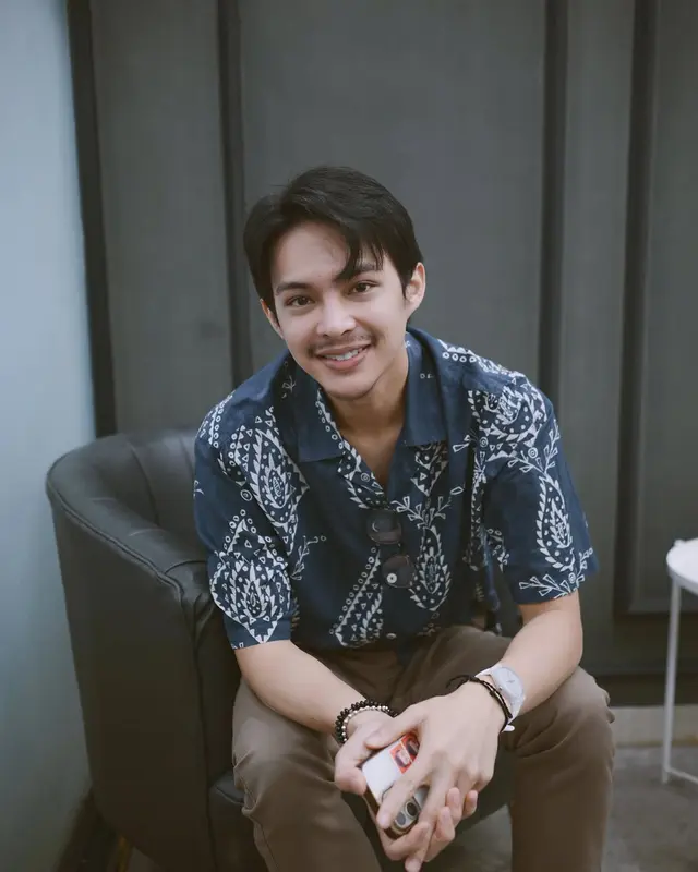 Biasa tampil klimis kini berkumis, 6 potret terbaru Rey Mbayang ini bikin pangling, penuh karisma