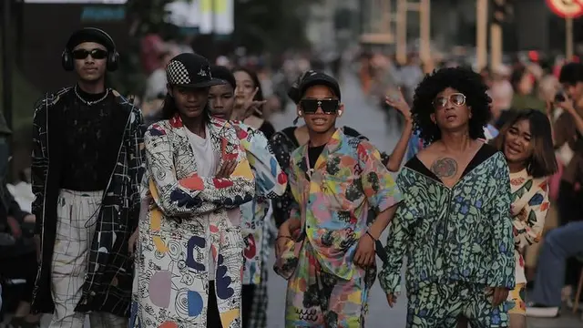 6 Potret Bonge dan Geng Citayam Fashion Week Catwalk Beneran, Bak Model Profesional