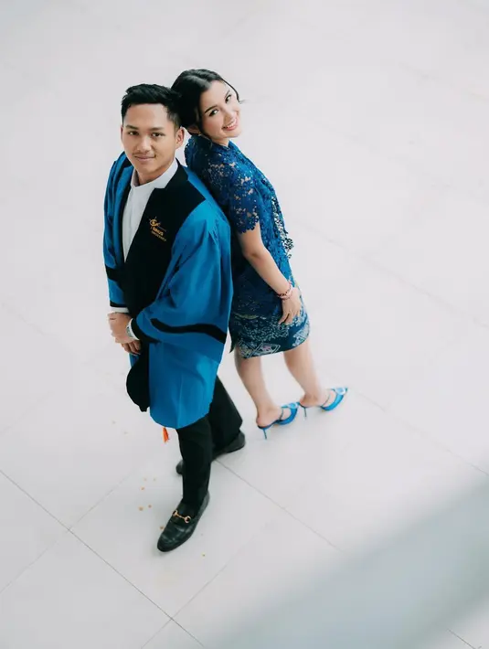 Lengkapi busanaya, Azriel Hermansyah tampil bak eksekutif muda dengan pantofel hitam dari Gucci [@azriel_hermansyah]