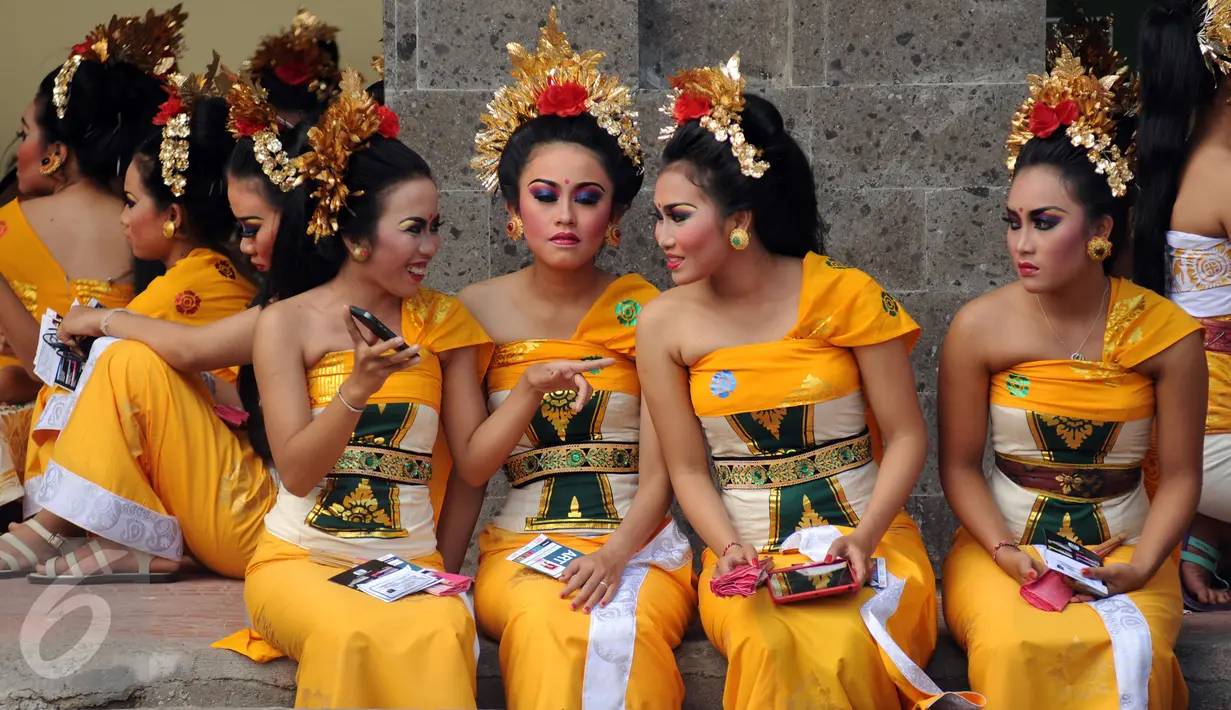 Sejumlah penari menanti waktu masuk ke dalam Stadion Dipta, Gianyar, Bali, Minggu (30/8/2015). Jelang pembukaan turnamen Piala Presiden 2015, Stadion Kapten I Wayan Dipta dijaga ratusan personel keamanan. (Liputan6.com/Helmi Fithriansyah)
