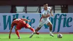Pemain Ratchaburi FC, Faiq Jefri Bolkiah (kanan), berhasil melewati hadangan pemain Persija Jakarta, Rio Fahmi dalam pertandingan uji coba yang berlangsung di stadion Patriot Candrabhaga, Bekasi, Minggu (25/6/2023). (Bola.com/M Iqbal Ichsan)