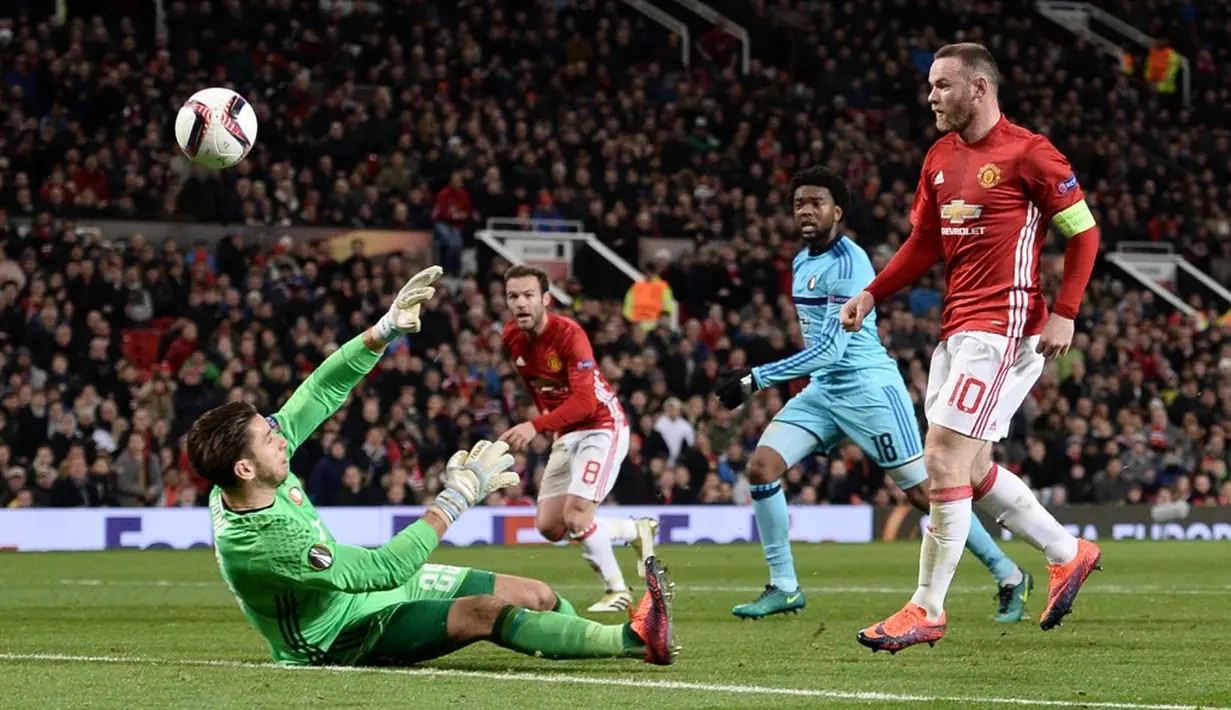 Striker Manchester United, Wayne Rooney, mencetak gol pertama ke gawang Feyenoord pada matchday kelima Grup A Liga Europa 2016-2017, di Stadion Old Trafford, Jumat (25/11/2016) dini hari WIB. (AFP/Oli Scarff)