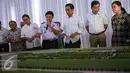 Presiden Joko Widodo didampingi Menhub Ignasius Jonan meninjau maket Bandara Internasional Kertajati di Majalengka, Jawa Barat, Kamis (14/1). Bandara ini memiliki desain panjang runway 3.000 meter dan lebar 60 meter. (Liputan6.com/Faizal Fanani)