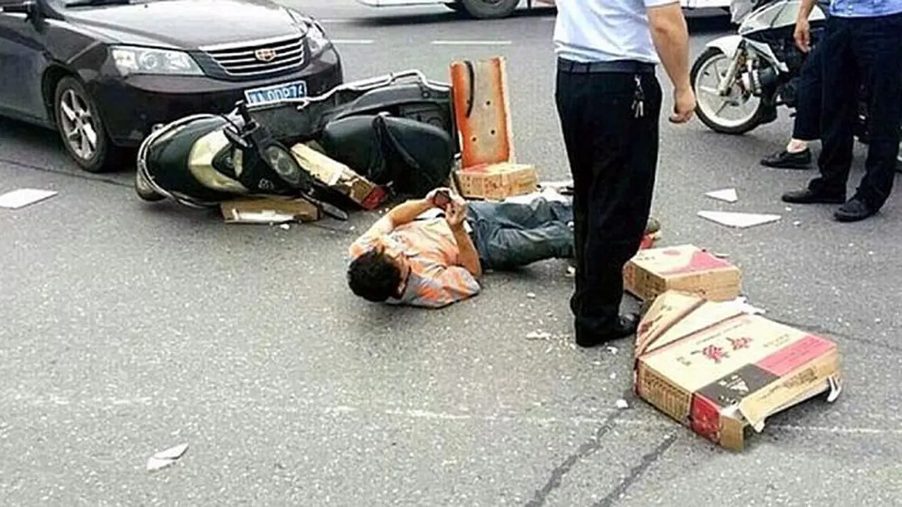 Tertabrak Mobil, Pria Ini Justru Asyik Main Ponsel (LAGIII)