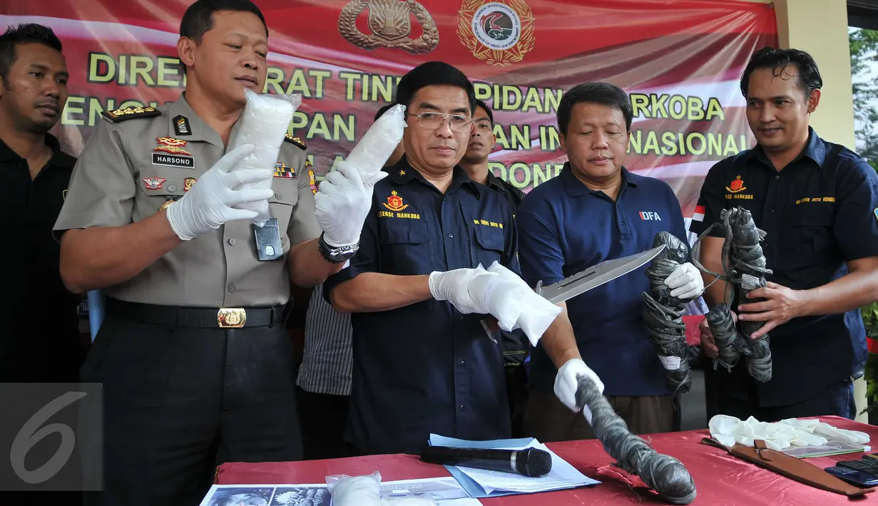 Direktur Tindak Pidana Narkoba Brigjen Pol Anjan Pramuka Putra (kedua kiri) menunjukan barang bukti narkoba jenis sabu senilai Rp. 8 M saat rilis di Gedung Dirnarkoba Bareskrim, Cawang, Jakarta, Kamis (12/11/2015). (Liputan6.com/Gempur M Surya)
