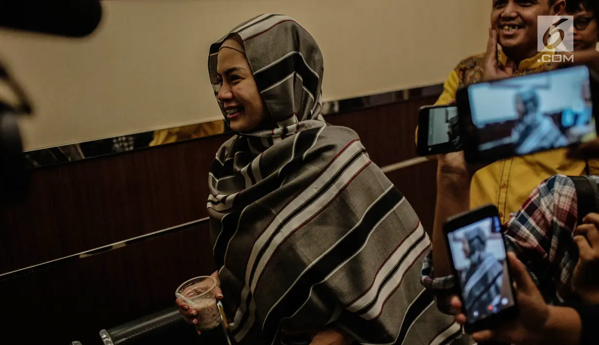 Aktris Nikita Mirzani masuk ke dalam gedung Polres Metro Jakarta Selatan, Rabu (24/10). Kedatangan Niki menjalani pemeriksaan terkait laporannya terhadap pengusaha Sam Aliano. (Liputan6.com/Faizal Fanani)