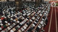 Ribuan jemaah melaksanakan sholat tasbih selama ibadah malam atau qiyamul lail di Masjid Istiqlal, Jakarta, Minggu (16/4/2023) dini hari WIB. (merdeka.com/Nanda F. Ibrahim)
