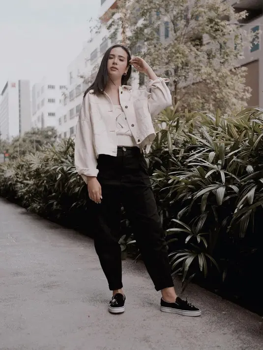 Meski sering tampil glamor di layar kaca, siapa sangka di kesehariannya Pamela terlihat simpel dengan gaya kasual. Seperti saat ini, ia tampil dengan jaket yang dipadukan dengan celana panjang. Rambutnya yang dibiarkan terurai ini menambah dirinya terlihat cantik. (Liputan6.com/IG/@pammybowie)