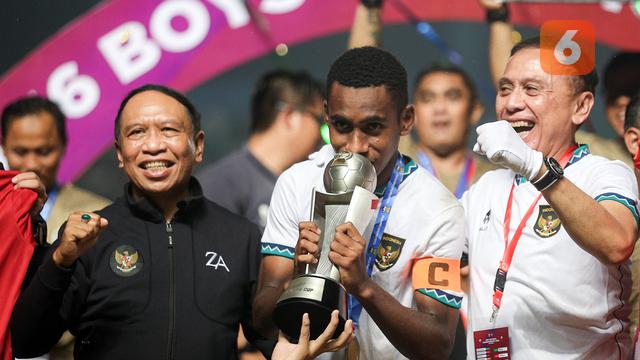 Foto: Bima Sakti dan Timnas Indonesia U-16 Kasih Kado Trofi Juara Piala AFF U-16 2022 untuk Kemerdekaan RI
