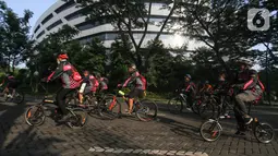 Peserta saat mengikuti Gowes Asik Smartfren Bareng Outlet dan Distributor (Gasbro) 2020 di Tangerang Selatan, Minggu (8/11/2020). Kegiatan fun bike diharapkan menjadi contoh untuk masyarakat agar tetap mematuhi protokol kesehatan selama berolahraga. (Liputan6.com/Pool)