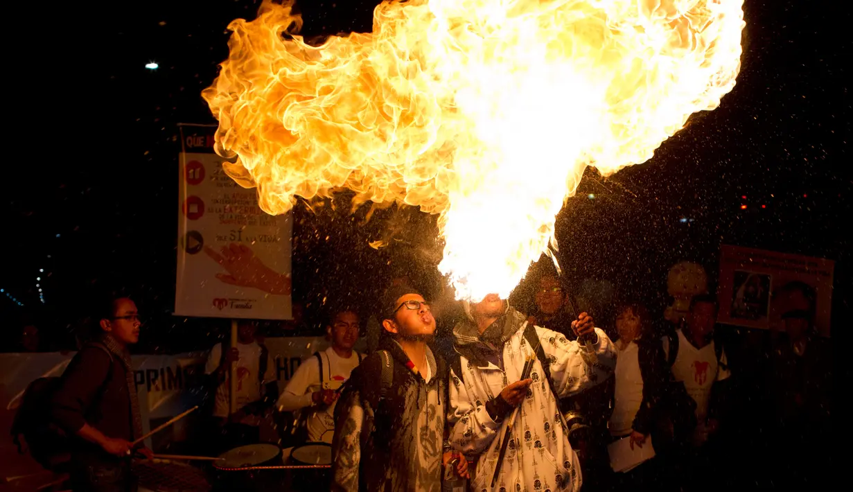 Sejumlah remaja menyeburkan api saat menggelar aksi anti-aborsi di La Paz, Bolivia (23/5). Mereka melakukan demonstrasi untuk untuk menentang praktek aborsi serta menolak RUU legalisasi aborsi. (AP Photo / Juan Karita)
