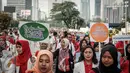 Aksi ISMAFARSI (Ikatan Senat Mahasiswa Farmasi Seluruh Indonesia) saat memperingati Hari Apoteker Sedunia di kawasan Car Free Day, Jakarta, Minggu (25/9). Mereka mengajak masyarakat cerdas menggunakan obat, termasuk DaGuSiBu. (Liputan6.com/Faizal Fanani)