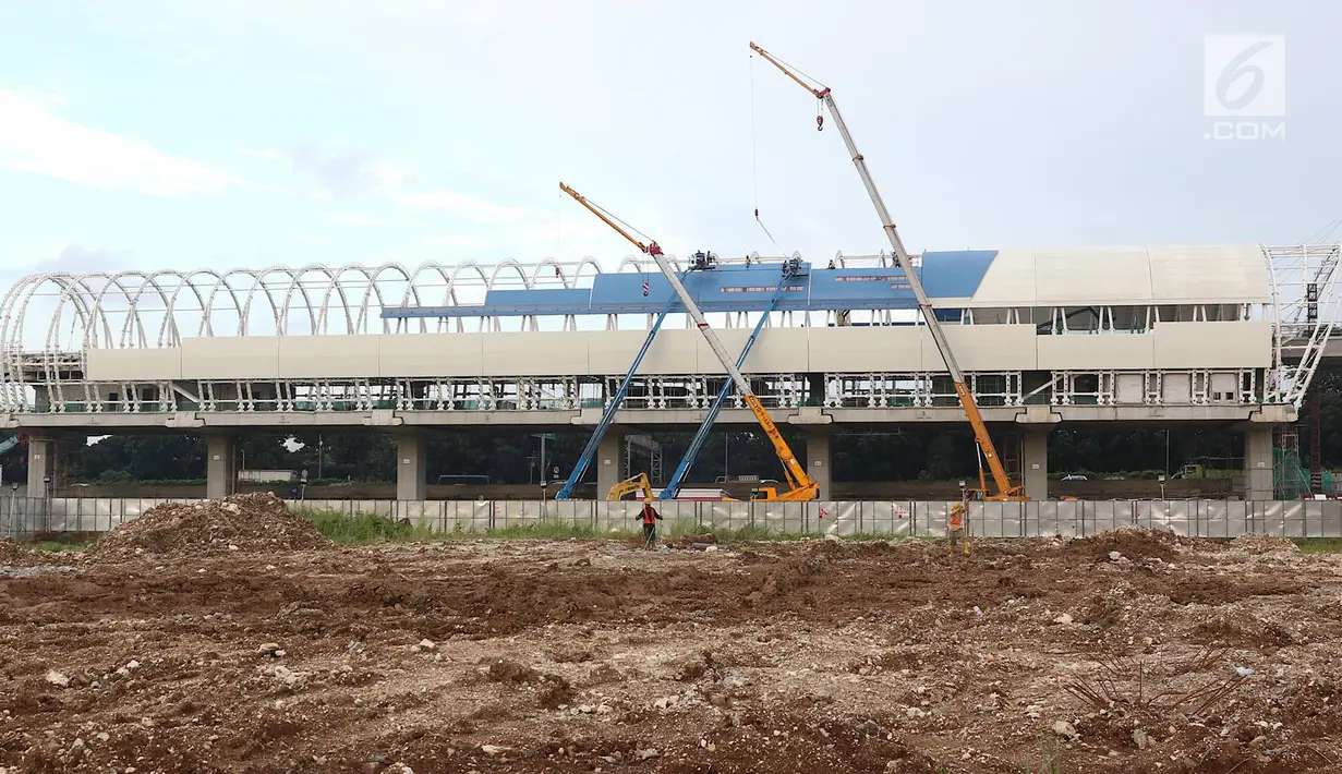 Pekerja menyelesaikan pembangunan stasiun LRT di kawasan Ciracas, Jakarta, Sabtu (23/3). Pada tahun 2019, pemerintah menganggarkan dana APBN untuk infrastruktur sebesar Rp415 triliun, naik 1,04% dari anggaran infrastruktur tahun sebelumnya. (Liputan6.com/Immanuel Antonius)