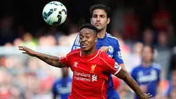 Penyerang Liverpool, Raheem Sterling (depan) mengontrol bola dari kejaran gelandang Chelsea Cesc Fabregas saat Laga Liga Premier Inggris di Stamford Bridge,  Minggu (10/5/2015). Chelsea bermain imbang 1-1 atas Liverpool.(Reuters/Carl Recine)