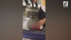 Rambut bocah ini terjepit eskalator di sebuah mal. Sang bocah terus menangis dalam dekapan sang ayah. Namun respons warga hanya melihat tanpa memberikan bantuan.