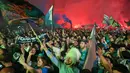 Langit di atas Stadion Diego Armando Maradona dipenuhi kembang api, dan nyanyian ribuan tifosi menggema hingga ke sudut-sudut kota. (Alberto PIZZOLI/AFP)