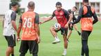 Pemain Persija Jakarta, Rizky Ridho melakukan latihan resmi menjelang laga BRI Super League 2025/2026 melawan Persijap Jepara di Stadion Madya, Senayan, Jakarta, Jumat (02/01/2026). (Bola.com/Abdul Aziz)
