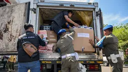 Pemusnahan ini bagian dari komitmen Pemerintah Kota Surabaya, Jawa Timur menggempur rokok ilegal. (JUNI KRISWANTO/AFP)