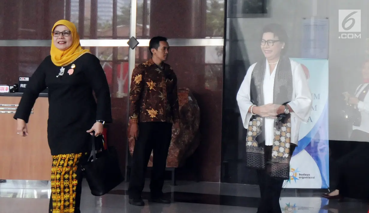 Istri Menteri Agama Lukman Hakim Saifuddin, Trisna Willy bersama Wakil Ketua KPK Basaria Panjaitan berjalan keluar untuk memberikan keterangan seusai melakukan pertemuan di Gedung KPK, Jakarta, Rabu (19/9). (Merdeka.com/Dwi Narwoko)