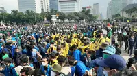 Demo menentang RUU Cipta Kerja di Patung Kuda Arjuna Wijaya, Jalan Medan Merdeka Barat, Jakarta Pusat, Selasa (20/10/2020). (Liputan6.com/Ady Anugrahadi)