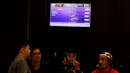 Sejumlah peserta mengikuti laga penyisihan seleksi Liga 1 PES Series Jakarta di Pluit, Jakarta, Sabtu, (19/1). Nantinya pemenang akan mewakili Indonesia di ajang Liga 1 PES Asia di Thailand. (Bola.com/M. Iqbal Ichsan)