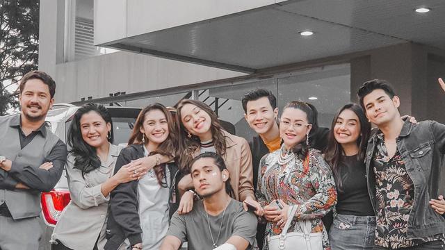 Gabung Di Love Story The Series Ini 6 Potret Fiolina Tejaay Bareng Para Pemain Hot Liputan6 Com