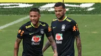 Liga Spanyol: Setelah Lionel Messi, Kini Neymar dan Dani Alves Ikut Menyerang Barcelona