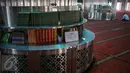Jamaah membaca Kitab Suci Alquran jelang salat tarawih di Masjid Istiqlal, Jakarta, Rabu (17/6/2015). Warga Muslim di Indonesia bersiap menjalankan ibadah puasa 1436 H dengan ditandai pelaksanaan salat sunat tarawih. (Liputan6.com/Faizal Fanani) 