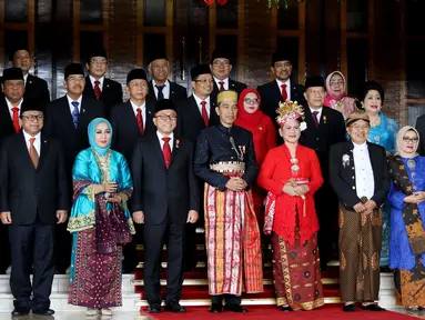 Presiden Jokowi dan Wakil Presiden Jusuf Kalla serta para pimpinan tinggi lembaga negara berfoto bersama sebelum menghadiri pembukaan Sidang Tahunan MPR RI Tahun 2017 di Kompleks Parlemen, Senayan, Jakarta, Rabu (16/8). (Liputan6.com/Angga Yuniar)