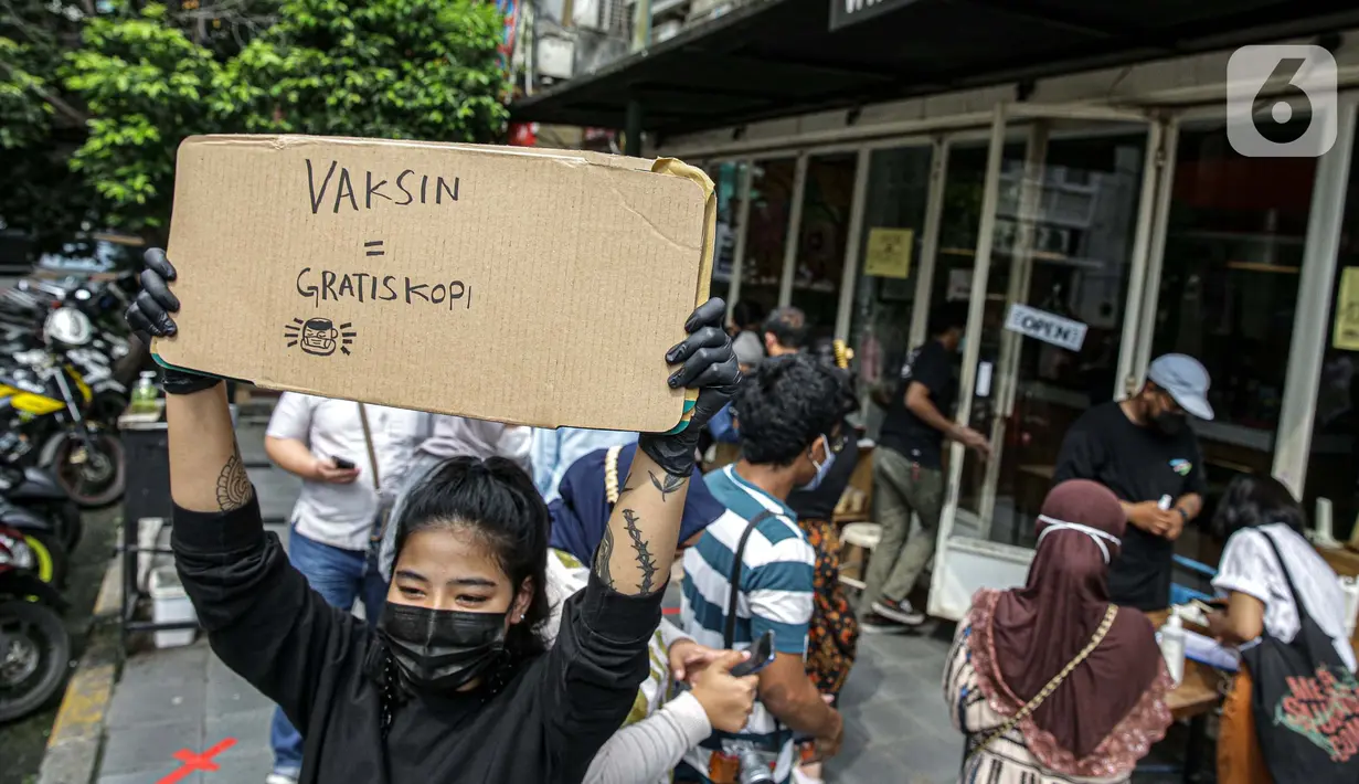 Pekerja memberikan informasi vaksin gratis kopi di Filosofi Kopi Melawai, Jakarta, Rabu (30/6/2021). Kegiatan tersebut merupakan bentuk dukungan kepada masyarakat agar melakukan vaksinasi COVID-19. (Liputan6.com/Faizal Fanani)