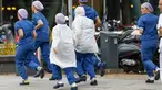 Staf medis meninggalkan rumah sakit Erasmus Medical Center yang telah ditutup menyusul laporan penembakan, di Rotterdam, pada 28 September 2023. (Bas Czerwinski / ANP / AFP)