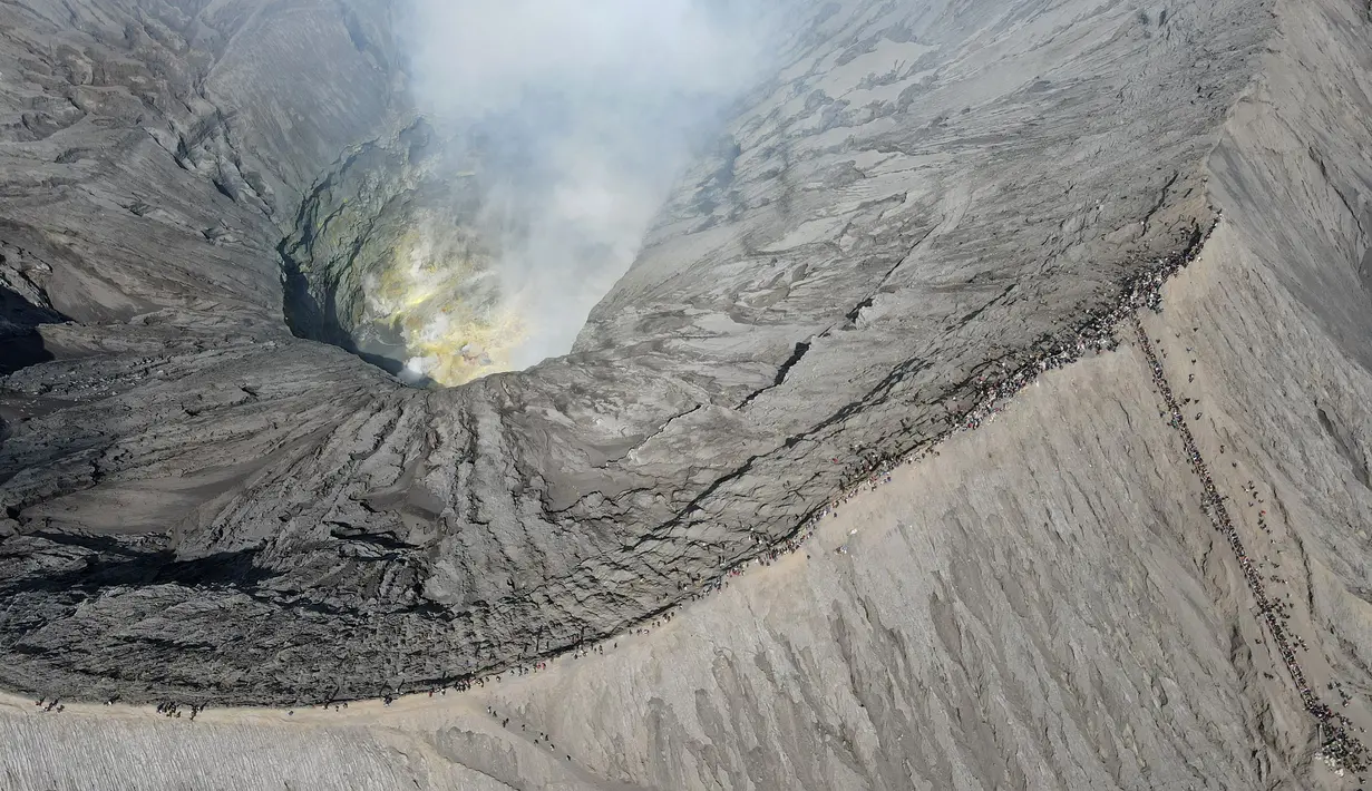 Selama proses ritual berlangsung, wisata Gunung Bromo ditutup total untuk sementara. (BAGUS SARAGIH / AFP)