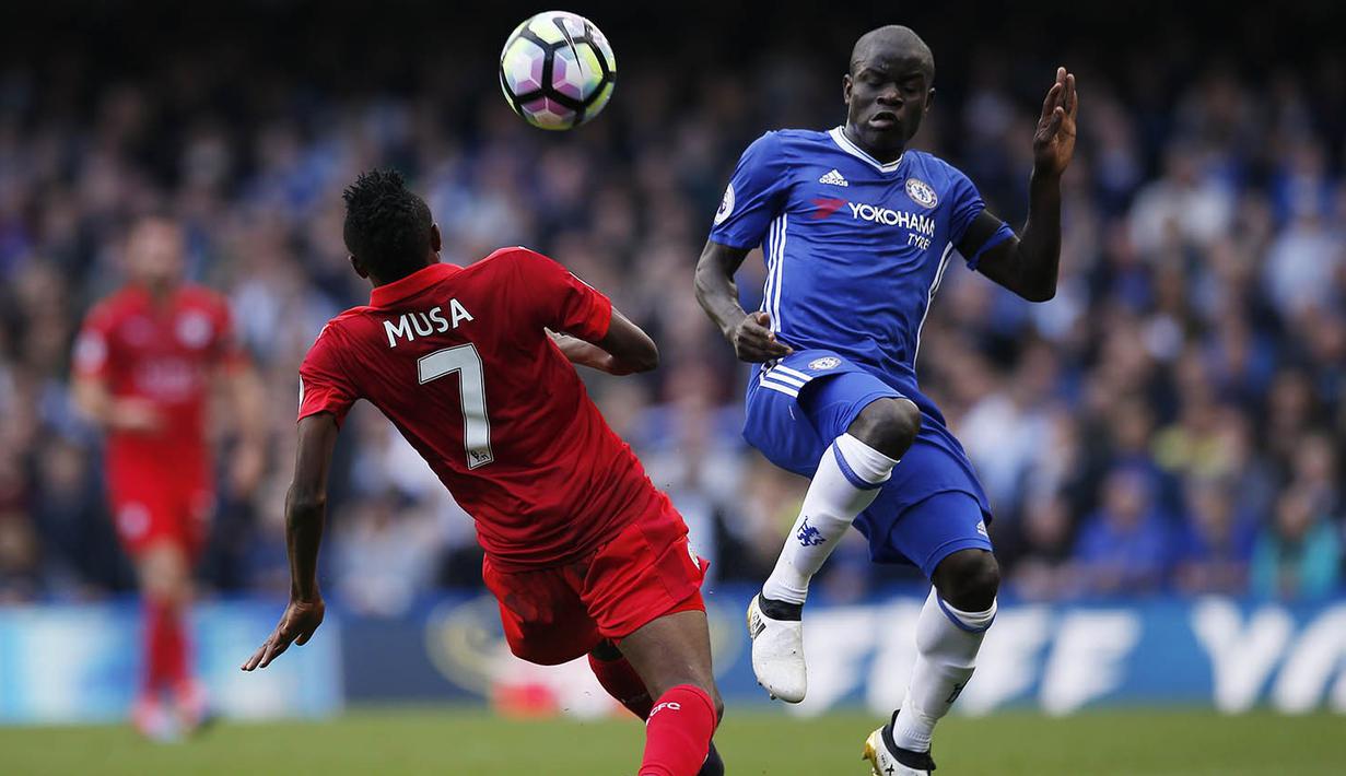 Gelandang Chelsea, N'Golo Kante, berebut bola dengan striker Leicester, Ahmed Musa, pada laga Premier League di Stadion Stamford Bridge, London, Sabtu (15/10/2016). Chelsea menang 3-0 atas Leicester. (Reuters/Andrew Couldridge)