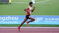 Atlet Indonesia, Saptoyogo Purnomo berlomba saat cabang olahraga Para Athletics Asian Para Games 2023 nomor Men's 400m-T37 yang berlangsung di Huanglong Sport Centre Stadium, Provinsi Zhejiang, China, Senin (23/10/2023). Ia mencatatkan waktu 54.80 detik. (NPC Indonesia)