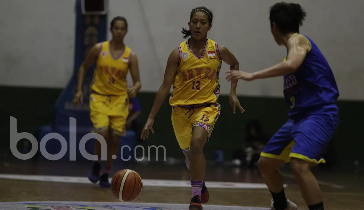 Pebasket Surabaya Fever, Sumiati, berusaha melewati pebasket Sahabat Semarang pada final Sahabat Cup 2017 di GOR Sahabat, Semarang, Sabtu (22/4/2017). Sahabat kalah 61-71 dari Fever. (Bola.com/Vitalis Yogi Trisna)