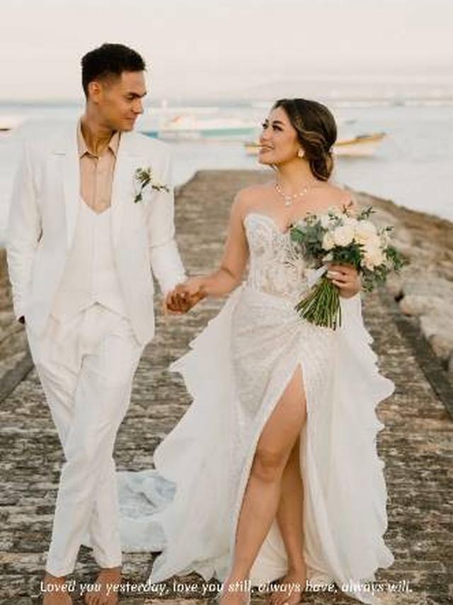 7 Potret Resepsi Pernikahan Amanda Gonzales dan Christian Rontini di Pinggir Pantai