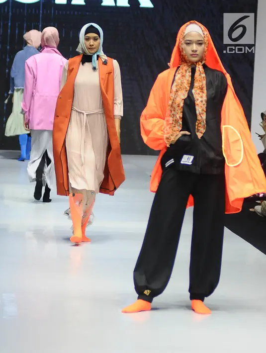 Model mengenakan busana rancangan Yoon Sun Choi saat Muslim Fashion Festival (MUFFEST) 2019 di JCC, Jakarta, Jumat (3/5/2019). IFI (INTERNATIONAL) X KOREA K-STREET BY GLINGREEM menampilkan rancangan Yoon Sun Choi Sebanyak 37 koleksi busana hijab. (Liputan6.com/Herman Zakharia)