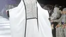 Sejumlah publik figur pun digandeng Ranti Bubu untuk memperagakan hasil rancangannya di runway. Diantaranya adalah Ustaz Koh Dennis Liem beserta istrinya yaitu ustazah Yunda Faisyah, penyanyi Ekhsan dan Turah Parthayana. [Foto: Bambang E. Ros/Fimela.com]
