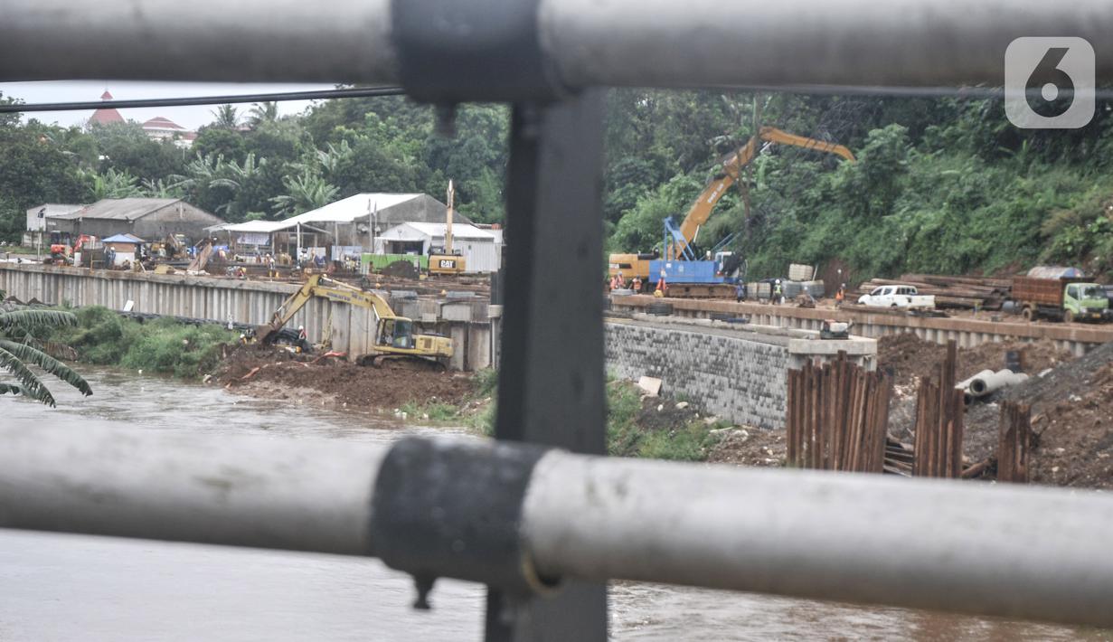 Aktivitas pekerja saat menyelesaikan proyek pembangunan saringan sampah Kali Ciliwung segmen Jalan TB Simatupang, Jakarta, Minggu (12/2/2023). Proyek ini menjadi bagian dari upaya pengendalian banjir di Jakarta. Proyek saringan sampah dimulai di segmen TB Simatupang, yang tepatnya menjadi perbatasan Jagakarsa, Jakarta Selatan dan Pasar Rebo Jakarta Timur. (merdeka.com/Iqbal S Nugroho)