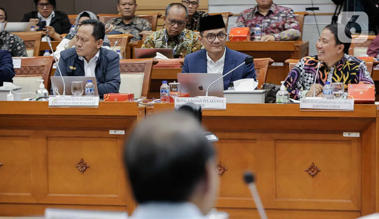 Dirjen Penyelenggaraan Haji dan Umrah (PHU) Hilman Latief (kanan) dan Kepala Badan Pengelola Keuangan Haji (BPKH) Fadlul Imansyah (tengahi) memberikan paparan saat rapat dengar pendapat bersama Komisi VIII DPR di Kompleks Parlemen, Senayan, Jakarta, Rabu (8/2/2023). Rapat tersebut membahas masukan atas hasil peninjauan tim panja Biaya Penyelenggaraan Ibadah Haji (BPIH) Komisi VIII DPR ke Arab. (Liputan6.com/Faizal Fanani)