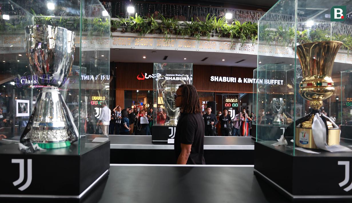 Edgar Davids menikmati momen nostalgia saat melihat sejumlah trofi yang dipamerkan dalam acara tersebut. (Bola.com/Ikhwan Yanuar)