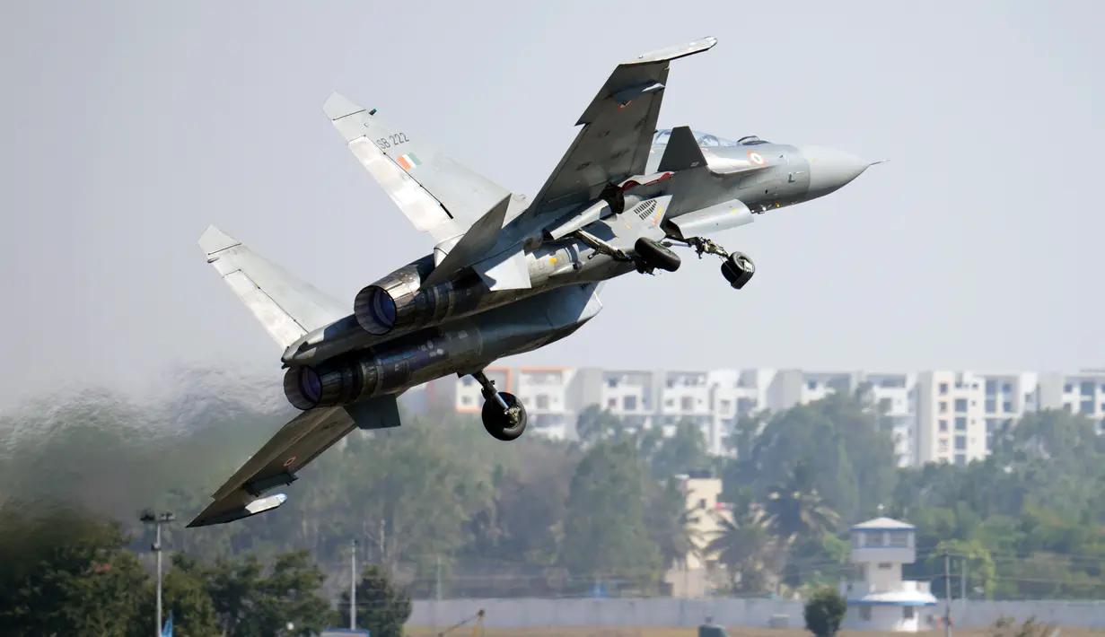 Sukhoi Su-30MKI Angkatan Udara India lepas landas saat peresmian Aero India 2023 di pangkalan udara Yelahanka, Bengaluru, India, Senin (13/2/2023). Aero India adalah acara dua tahunan dengan demonstrasi terbang oleh tim pengganti dan militer serta paviliun komersial tempat perusahaan penerbangan memamerkan produk dan teknologi mereka. (AP Photo/Aijaz Rahi)