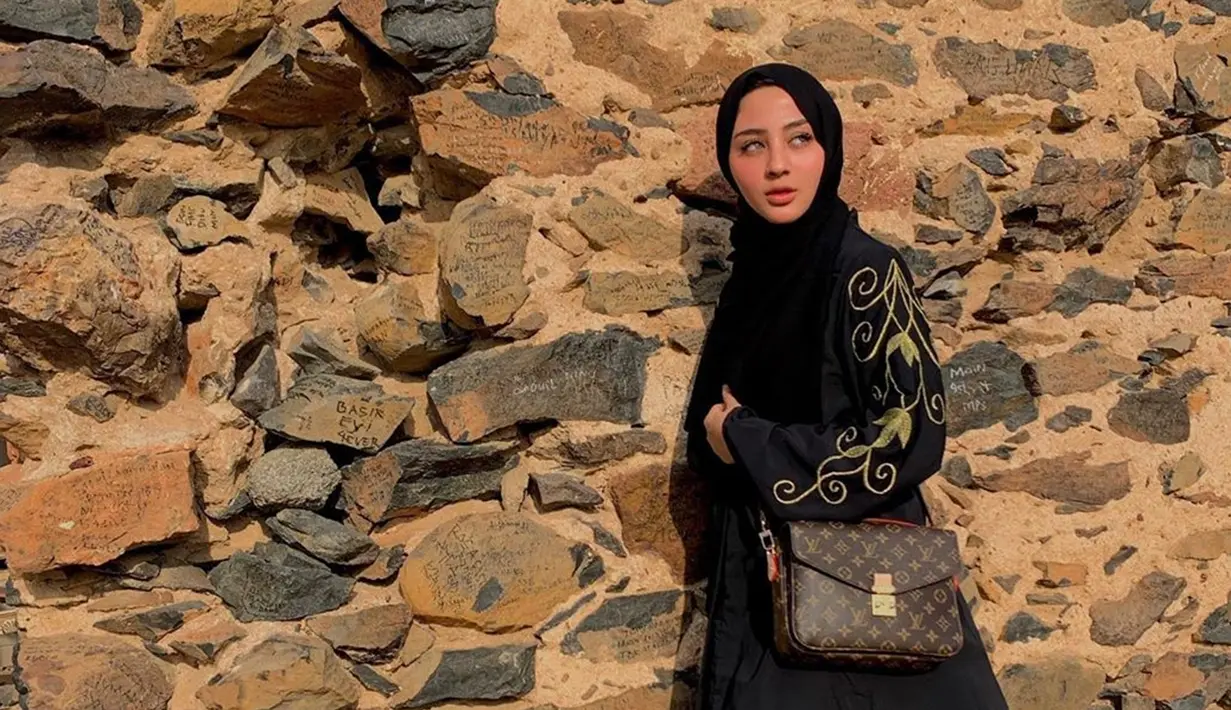 Gadis kelahiran Bandung ini namanya mulai dikenal sejak bermain peran sebagai Aisyah di Cahaya Cinta pada tahun 2017 silam. Sukses di dunia peran, sejumlah judul film dan sinetron pun sudah ia bintangi. Terbaru, ia berperan sebagai Mila di sinetron Fitri. (Liputan6.com/IG/marginw@)