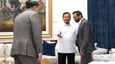 Presiden Indonesia Prabowo Subianto menyambut Direktur Biro Investigasi Federal AS (FBI) Kash Patel (kanan) selama pertemuan mereka di kediaman Prabowo di Kertanegara. Jakarta, Rabu malam (22/07/2026). (AFP/ Istana Kepresidenan RI)