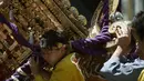 Ekspresi peserta saat mengayunkan Mikoshi atau tempat suci portabel selama festival Tenno-sai di Kuil Susanoo di Tokyo, Jepang (3/6). Festival Tenno-sai ini diyakini dapat mengusir penyakit menular di musim panas. (AP Photo / Eugene Hoshiko)