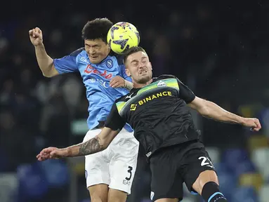 Bek Napoli Kim Min-Jae berebut bola dengan bek Lazio Elseid Hysaj pada giornata ke-25 Liga Italia di Stadion Diego Armando Maradona, Sabtu (4/3/2023) dini hari WIB.  Napoli dipermalukan Lazio pada giornata ke-25 Liga Italia. (Alessandro Garofalo/LaPresse via AP)